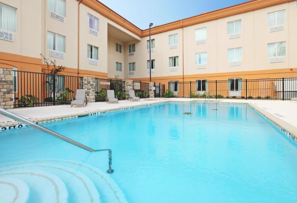 Holiday Inn Express Hotel & Suites Marshall Image 15