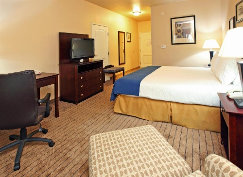 Holiday Inn Express Hotel & Suites Marshall image 2