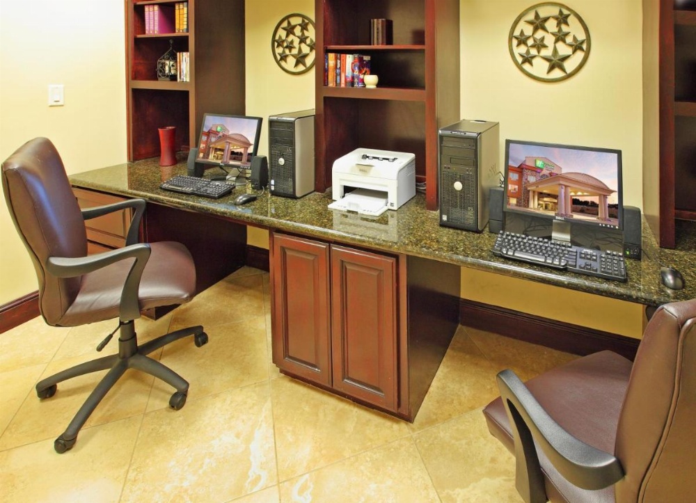 Holiday Inn Express Hotel & Suites Marshall Image 19